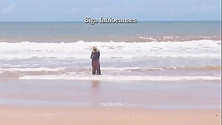 (TRECHO) Sarro gostoso interracial da howife. Esposa gostosa de biquini se exibe na praia e pega no pauzã_o do negã_o de sunga branca e recebe massagem na frente do corno.